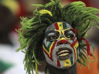 V Paríži vyčíňali fanúšikovia, ukončili zápas afrických rivalov