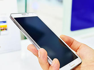 Zabudnite na dotyky. Samsung naučí mobily reagovať na hlasové povely