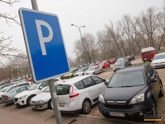Komunikácia o zavedení parkovania v Bratislave nefunguje, tvrdia poslanci