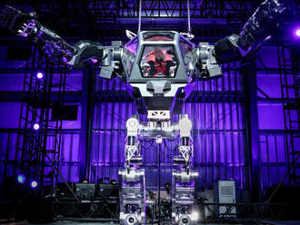Šéf Amazonu sa predviedol v štvormetrovom robotovi na MARS konferencii