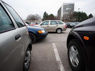 Parkovacia politika v hlavnom meste zostáva zatiaľ bez zmien