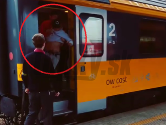 VIDEO Zamestnanec RegioJetu vyhodil muža z vlaku: Opilec sa stal hviezdou internetu