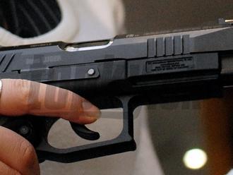 Muž   v Devínskej Novej Vsi vytiahol v podniku strelnú zbraň