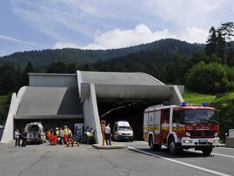 Vodiči, pozor, zrazili sa dve osobné autá: Tunel Branisko je uzavretý