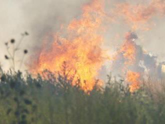 Pri Lomničke horela tráva, hasiči bojovali s požiarom skoro tri hodiny
