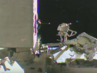 Video: Astronauti z ISS vystúpili do kozmu, stanicu pripravili pre komerčné vesmírne lode
