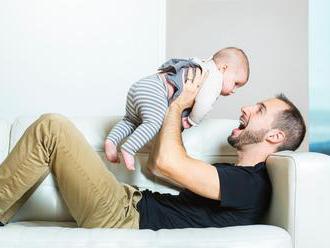 Česi zaťali poriadne vysoko: Otcovia dostanú pri narodení dieťaťa platené voľno! A čo Slováci?
