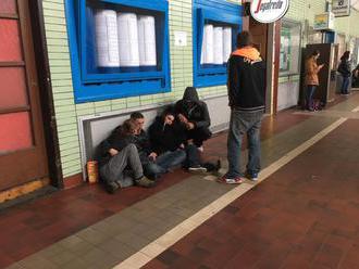 FOTO Rozzúrení cestujúci: Stanicu zavrú, kde budeme čakať na vlak?
