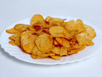 Otrava priamo na pultoch: Tieto chipsy radšej vyhoďte. Sú plné jedovatého karcinogénu!