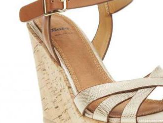 Dámske sandále na platforme so zvrškom z prepletených pásikov, podšívka topánok je vyrobená z kože.