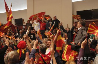 FOTO: Výtržníci v macedónskom parlamente zranili osem poslancov