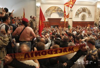 Výtržníci v parlamente: Macedónsky prezident vyzval na upokojenie