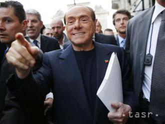 Berlusconi v piatok večer spadol. V Miláne mu zošívali peru