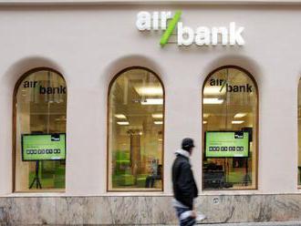 Češi mění banku většinou kvůli poplatkům. Loni tak učinil každý sedmý