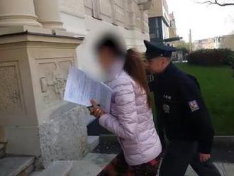 Ubodaný cizinec na Karlovarsku: Policie poslala do vazby jeho manželku