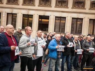 Taxikári v Bratislave protestovali proti Uberu