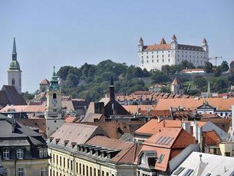 ONLINE: Bratislavou budú pochodovať študenti ale aj extrémisti