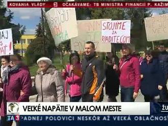 V Podolínci pochodovali s transparentmi na podporu riaditeľa školy