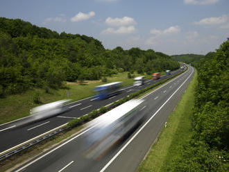 Nemecko už schválilo spoplatnenie diaľnic, Rakúsko ho bude žalovať, Holandsko počká