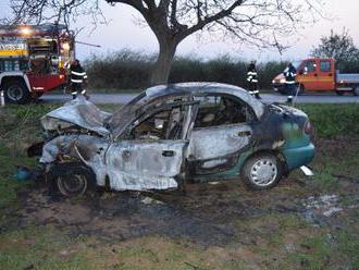 FOTO Hrdinský čin šoféra  : Z horiaceho auta zachránil mladú ženu  