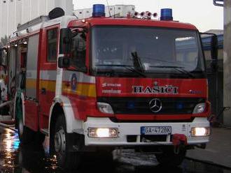 Požiar bytu v Bratislave: Na mieste zasahujú jedenásti hasiči