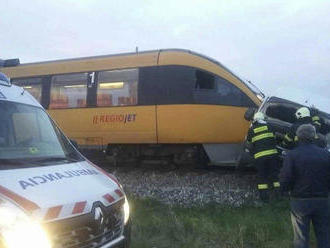 Na trati medzi Bratislavou a Komárnom sa zrazil vlak s dodávkou: FOTO z miesta nehody