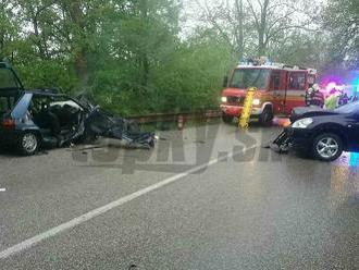 Vážna dopravná nehoda v okrese Trenčín: Pri zrážke dvoch áut sa zranilo šesť ľudí