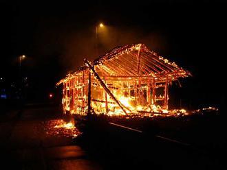 FOTO V Skalici zhorela drevená skladová hala: Príčinou požiaru je fajčenie