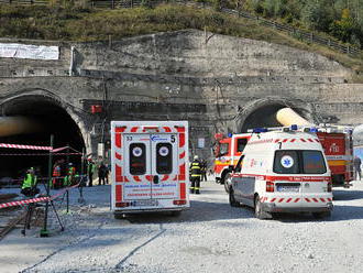 Unikali z dusivého pekla pod zemou: Z tunela Višňové evakuovali 18 ľudí
