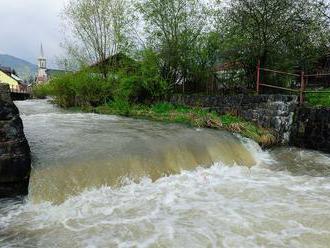 Na severe Slovenska voda stále stúpa: Zaliala stovky domov, podmyté sú mosty a cesty