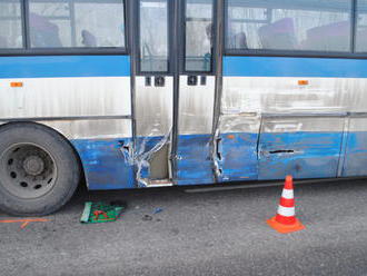 Na Spiši sa zrazilo auto s autobusom, jeden z vodičov neprežil