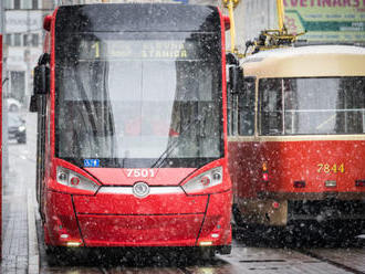 Foto: Aprílový sneh v Bratislave narobil problémy, zasahovali aj sypače s pluhom
