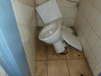 Cestujúci na hraniciach s Ukrajinou spôsobujú problémy, pri čakaní opäť zdemolovali toalety