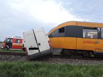 Foto: Šofér nerešpektoval stopku a vošiel na priecestie, vlak po zrážke tlačil dodávku asi sto metro