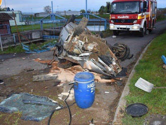 Foto: Mladý vodič na Felicii prerazil kovové zábradlie, nehodu neprežil
