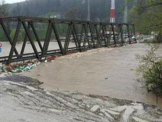 Aktualizované: Hasiči bojovali s vodou, na hornom toku Váhu je tretí stupeň povodňovej aktivity