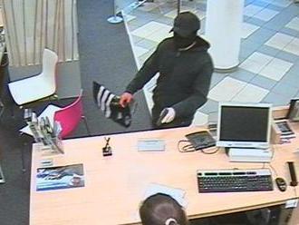 Polícia pátra po mužovi, ktorý prepadol banku v Petržalke