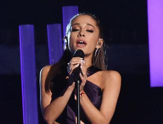 Ariana Grande prerušila európske turné, pokračovať bude o dva týždne v Paríži