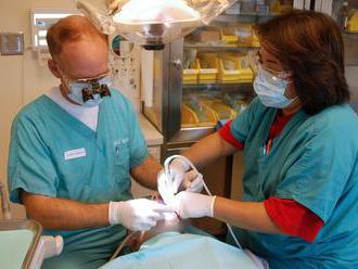 Čistý hyenizmus: Zubár chcel z pacientov vyťažiť maximum, takto nehanebne im ničil chrup!