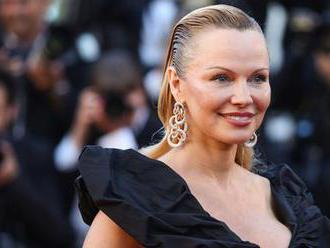 Pamela Andersonová: Bývalá sexy plavčice přijela do Cannes zabít nudu. A nikdo ji nepoznal