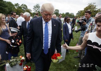 Trump v rámci Dňa obetí vojny navštívil Arlingtonský národný cintorín