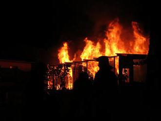 S požárem chatky bojovali v noci olomoučtí hasiči U Solných mlýnů