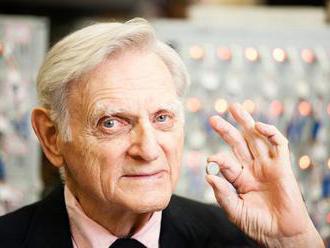 Dost dobrý: 94letý vynálezce Goodenough přišel se „skleněnou“ baterií