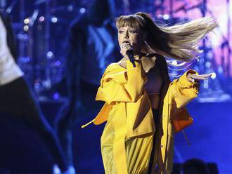 Ariana Grande vyjadrila ľútosť nad výbuchom po jej koncerte v Manchestri