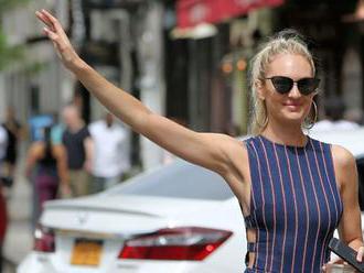 Kto by jej nezastavil? Sexi blondínka v New Yorku ohúri aj na ulici