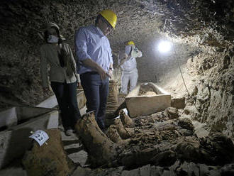 Archeológovia objavili v Egypte 17 múmií a sarkofágy