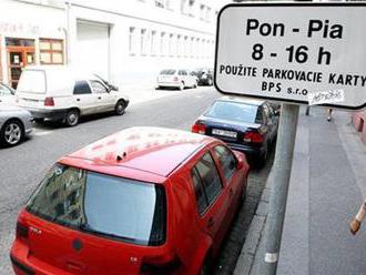 Bratislavskí poslanci sa vrátili k parkovaniu, ale na dodatku k štatútu sa opäť nedohodli