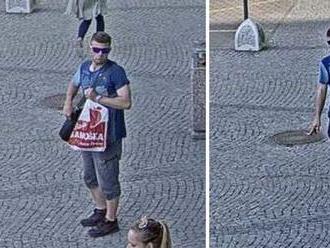 Kamera zachytila zlodeja bicyklov spred nákupného centra