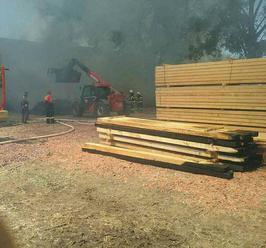 Pri Galante vypukol rozsiahly požiar, hasičom sa ho nedarí lokalizovať