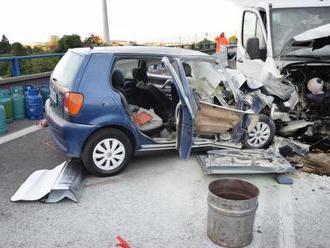 FOTO Čelná zrážka osobného auta s nákladiakom: Auto je na šrot, vodička   utrpela vážne zranenia